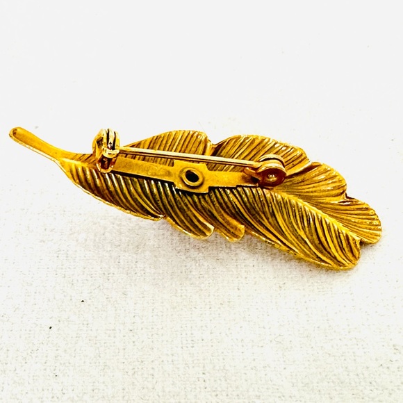 VINTAGE Gold Tone Textured Feather Brooch Pin with Faceted Amethyst Stone - Picture 7 of 10